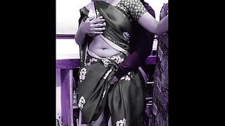 Красивая индийская дама в сари изменяет своему мужу и трахается раком на кухне с ее любовником