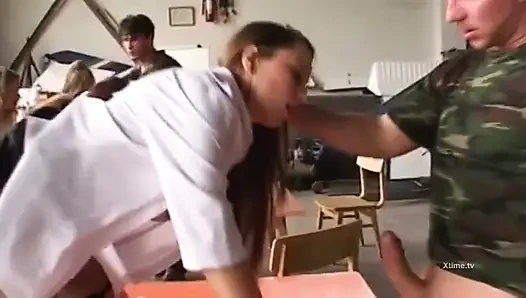 Yeni ateşli öğrenciler sikiliyor ve sert bir seks dersine tabi