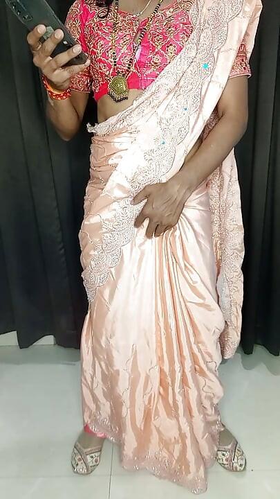 Η μητριά φαίνεται τόσο καυτή αυτό το μέγεθος Saree και κώλου