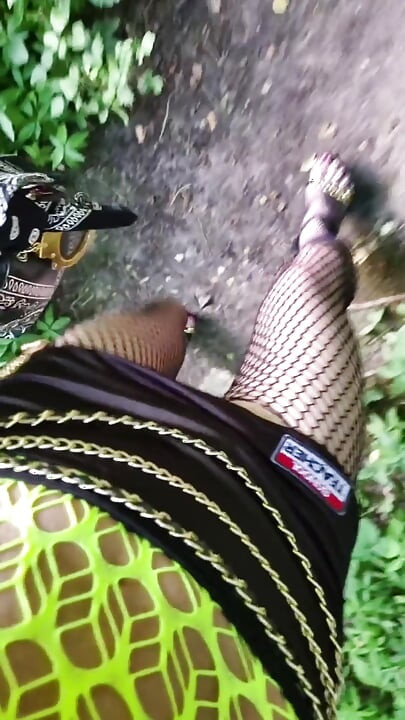 De sigaretpauze van een travestiet-lerares, in een park. Cam⁴ Vanessabitchx Parischiennetrvprod⁹Ÿ