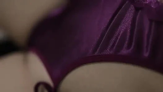 Gadis Indonesia pakai lingerie ungu satin siap ngentot