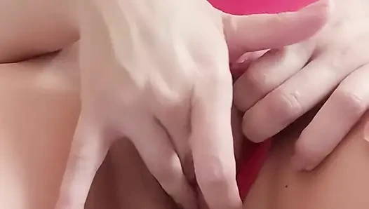 Kadın canlı yayına çıkmadan önce mastürbasyon yapıyor ve kendini gösteriyor.