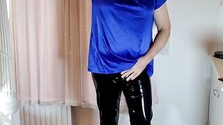 Crossdresser sexy blusa de cetim e leggings de pvc quentes