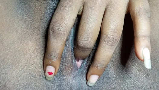 Сексуальная девушка Sonai трахается пальцами, видео