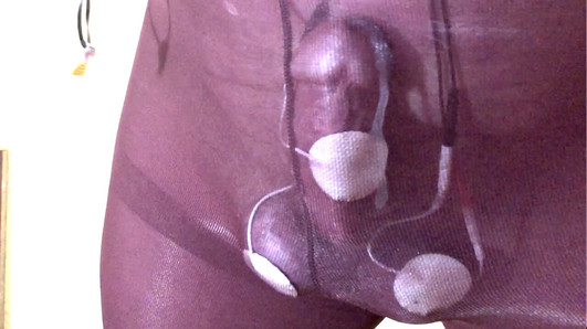 Mãos livres orgasmo em meia-calça preta. control top protege pau e bolas para bater e estim.