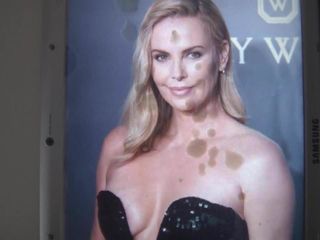 Charlize Theron kommt mit Tribut