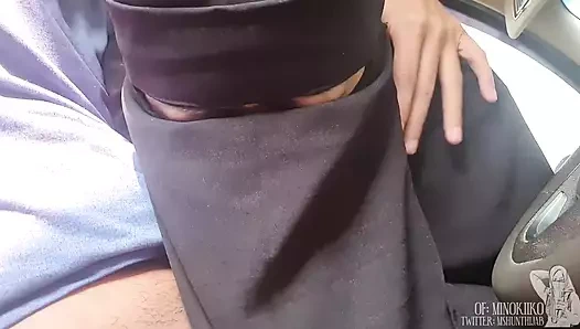 Минокико в черном хиджабе делает минет в машине