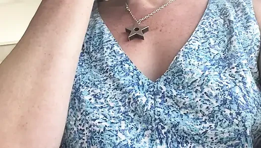 Üvey Anne Otobüsün Arkasında Kokulu Amıyla Oynuyor, Sonra Kokan Parmaklarını Kokluyor Ve Emiyor!