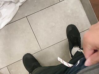 Chico alemán se masturba en la ducha del aeropuerto de Dublín