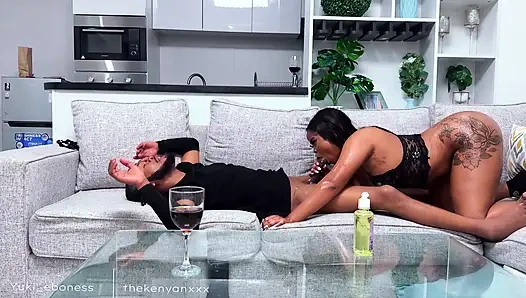 Cewek itu pengen dikendalikan dan aku ngebiarkan dia ngentot kontol besar itu