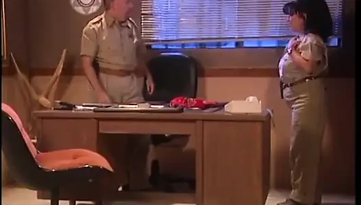 Sexy schlampe mit heißen titten reitet tief und hart auf schwanz von typen