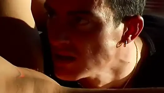 Yarak bu seksi sarışının tıraşlı amını dolduruyor