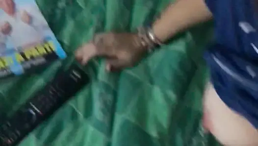 Zuerst spritzt sie, dann erfreut sie mich mit einem wunderbaren Blowjob und schließlich mit einem wunderschönen Sperma