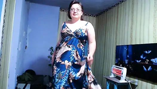 Ateşli bir kızla iyi bir ruh hali içinde ateşli dans