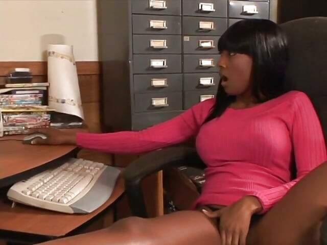 Chica negra caliente chupa polla blanca en oficina