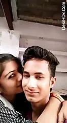 Teman wanita dan teman lelaki desi bercium