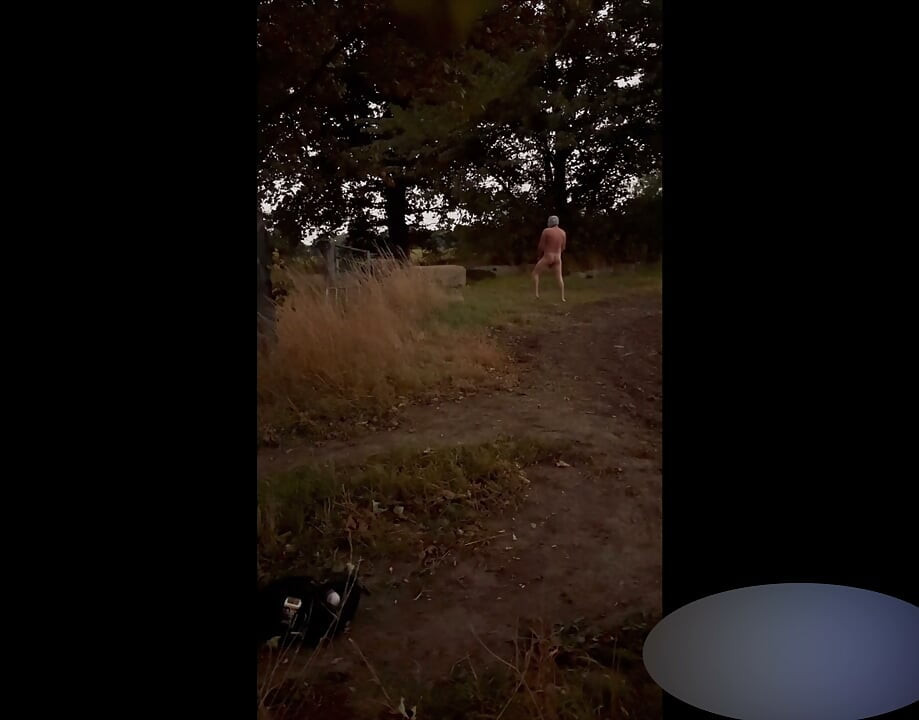 Helemaal naakt terwijl auto’s langs me rijden aan de kant van de weg
