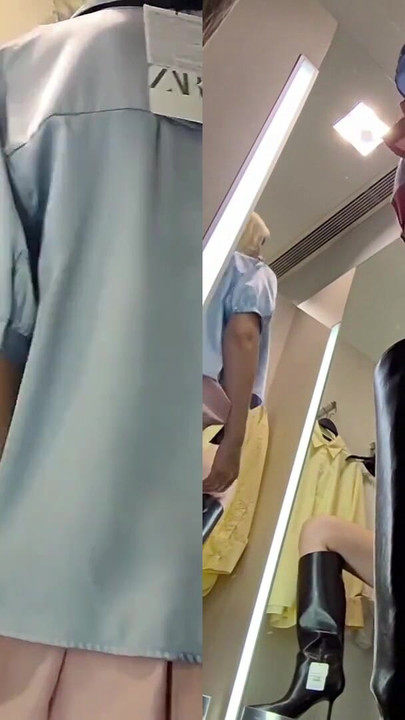 Snažan trenutak iz "Mlada plavuša s velikim sisama isprobava prozirnu odjeću. Plavuša MyCandyAlice pokazuje sise u svlačionici"