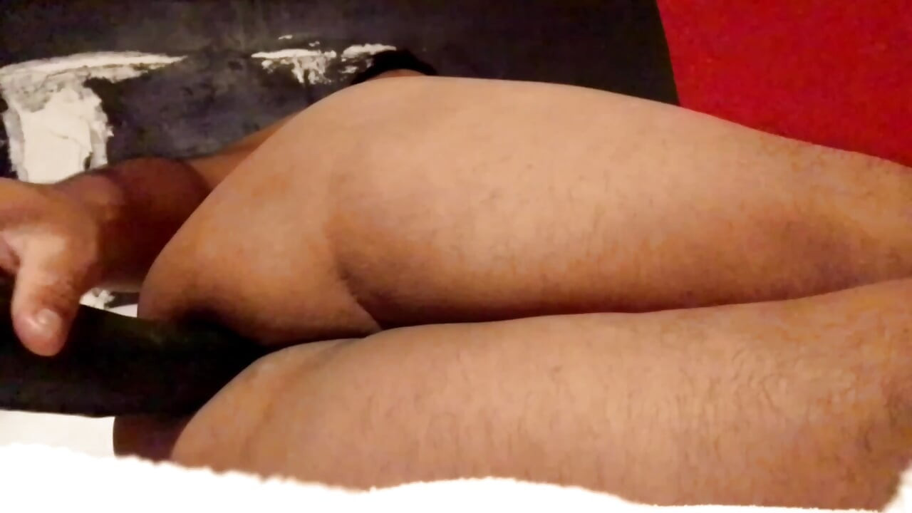 Curious hetero loves to play his rich ass when his wife is not