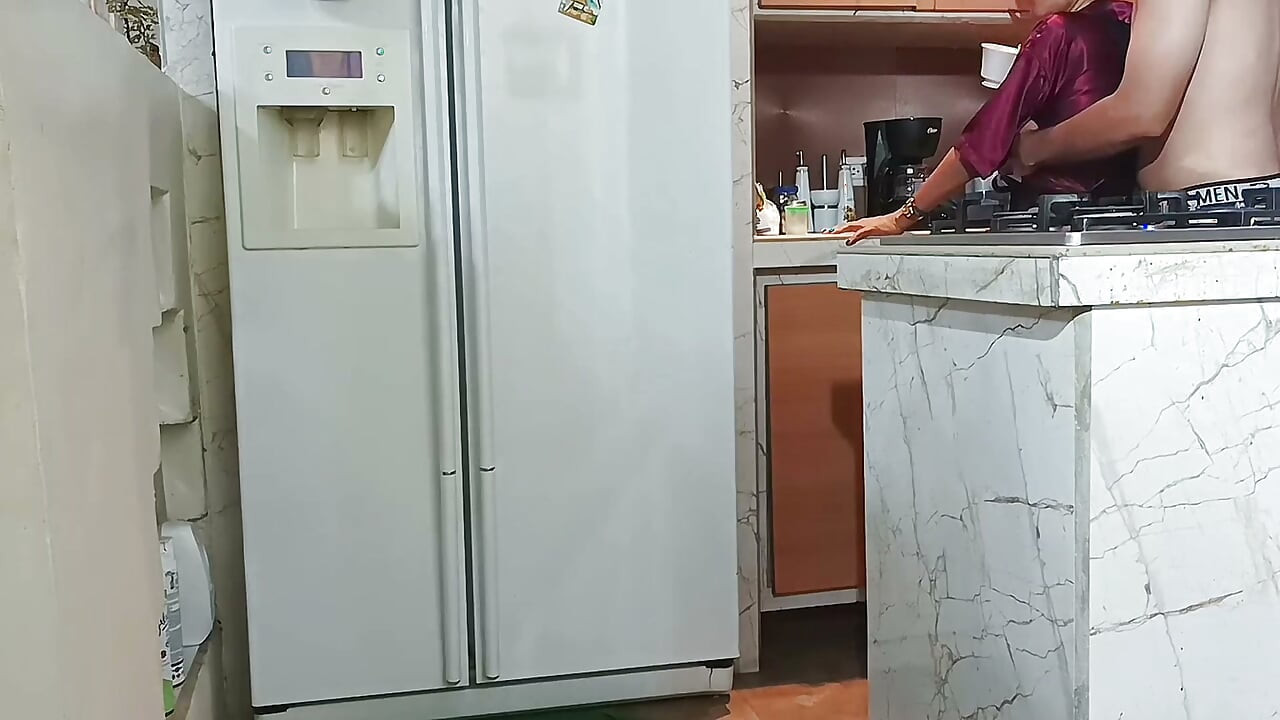 O roupão de seda é o sortudo, instantaneamente fodido. Pornô espanhol.