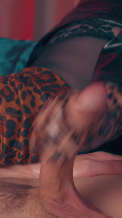 Dominerende Handjob Edging Ødelagt, i lange læderhandsker - MILF i PVC regnfrakke og leopard lår høje støvler kontroller, CFNM | Klip 1