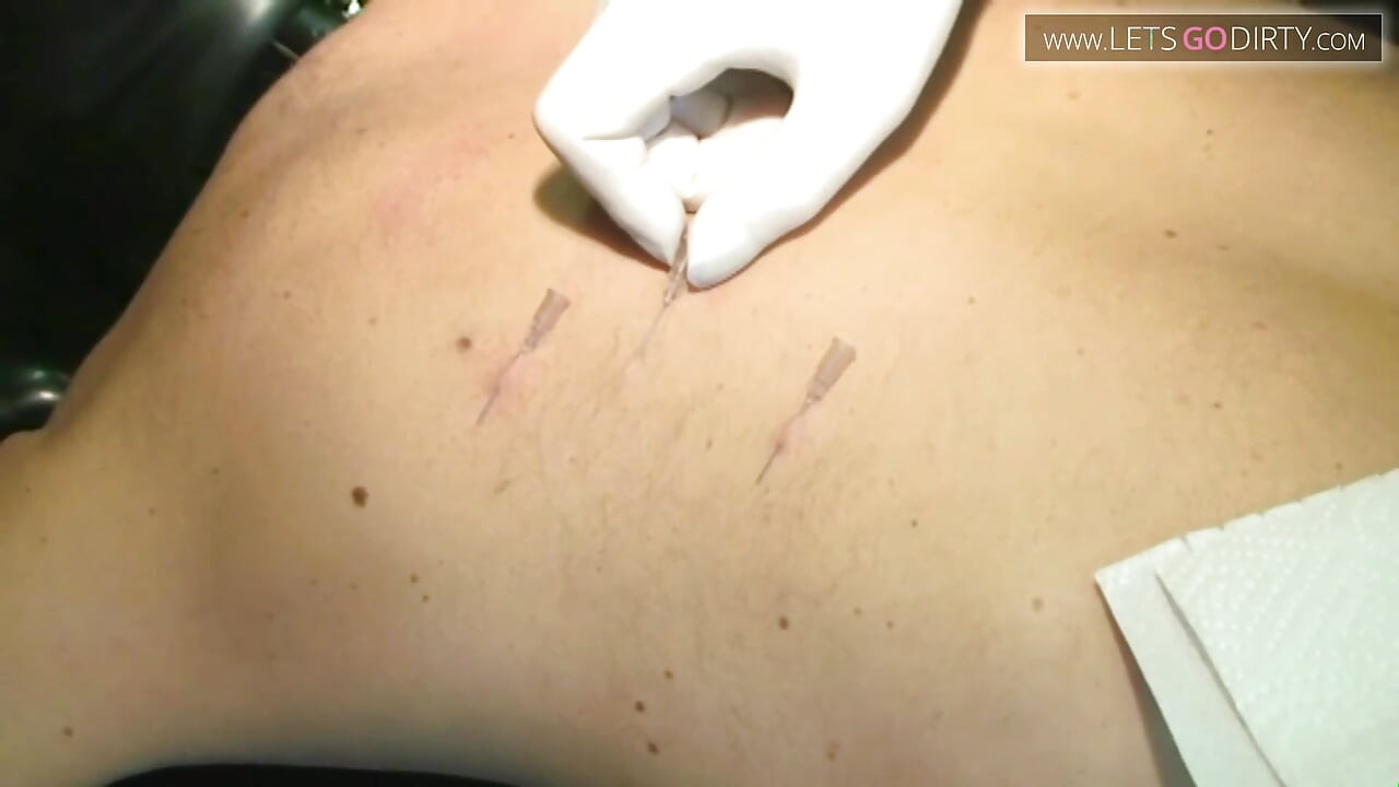 Chłopak dostaje wibrator w dupie i przypina tyłek