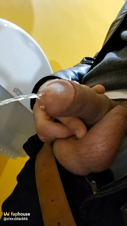 Masturbarea 23 cm în baia publică până termin
