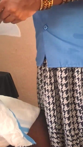 रियल एस्टेट एजेंट बिक्री रूपांतरण करने के लिए अपने ग्राहक को चोदता है । क्लिप 1