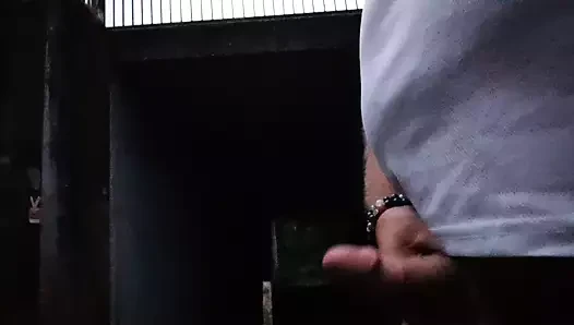 Ormanda halkın içinde mastürbasyon yapıyor