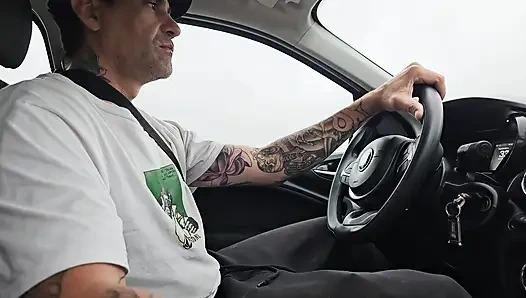 Aku nyepong kontol besar abang tiriku di dalam mobil