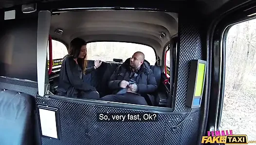 Kadın sahte taksi - ateşli azgın minx takside seks istiyor