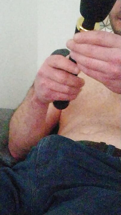 厚いパッドを振動させて、17日後に必要な硬くて長いオーガズムを迎えるまで。