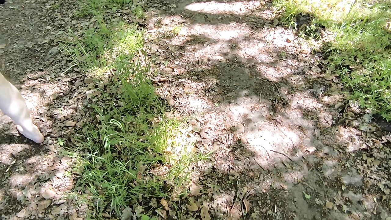Potpuno gole sise lupaju u šumi