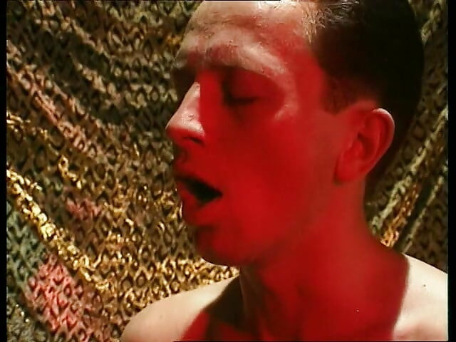 Δύο μεγάλοι πούτσοι σε σέξι ξανθό κώλο