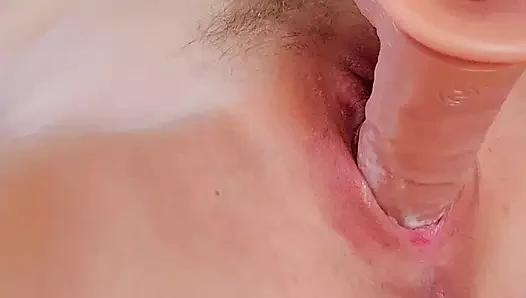 Großer dildo dehnt enge muschi