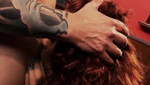 Büyük memeli esmer sulu göğüsleri zıplayarak yarağa biniyor