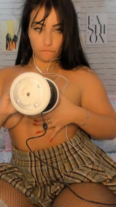 Snažan trenutak iz "Porn ASMR INTENZIVAN Seksi Latina lizanje ušiju ZVUKOVI SISA I MOKRE PIČKE"