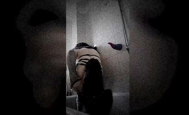 Et monster på badet mitt - Furry Kigurumi Nyra liker en fantasidildo