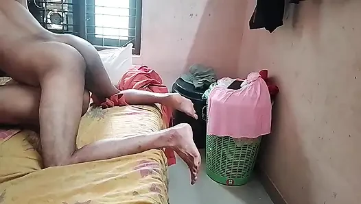 Ibu rumah tangga India menjilati penis suami di mulutnya