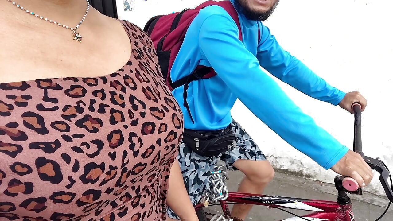 Test de aptitudine dură a șefului sexy: Tipul care livrează primește slujba unei vieți