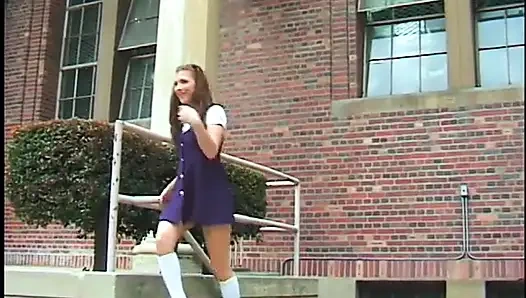 Крошка-студентка получает сперму после сладкого двойного проникновения в раздевалке