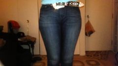 Большая задница в тугих джинсах Levis Denim с большой попкой