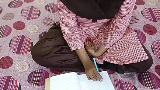 Desi College-studentin fickte in College-uniform mit dem lehrer zur cochingzeit