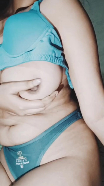 Phard pritiskanje velikih sisa seksi kučke Varshali