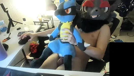Poke furry fursuiter plushie'de boşalıyor