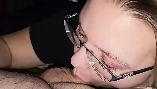 Er füttert mich seinen schwanz hart und beobachtet, wie er sich meine haare packt und mein gesicht fickt, bis er meinen mund mit seiner dicken sahnigen ladung füllt