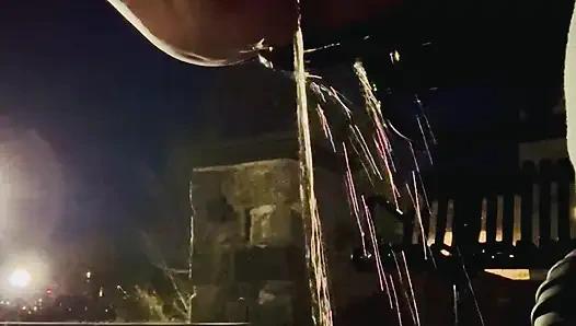 Pissen in einem belebten öffentlichen bereich