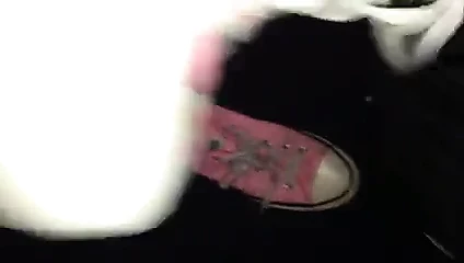 Benim pembe converse spor ayakkabılarımda Cumming