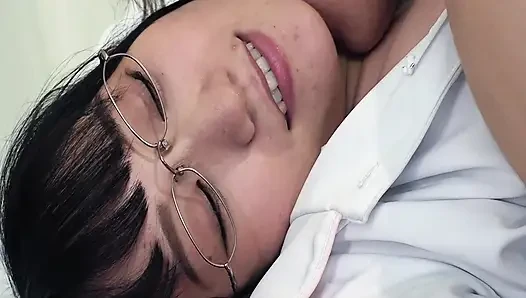 Perawat cantik hono menariknya ke dalam perselingkuhan terlarang yang tidak bisa lagi dia tolak