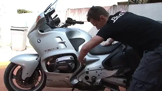 Brunette terangsang disetubuhi di sepeda motor